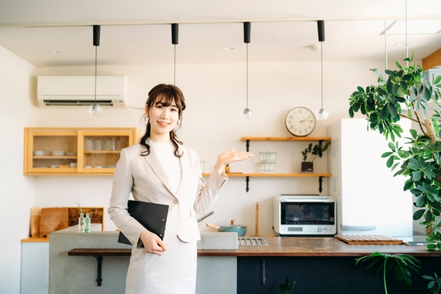 「フリーダムの口コミ・評判はどう?」女性が案内イメージ画像