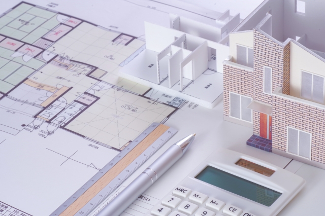 間取り図と家の模型の画像