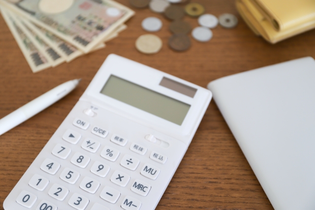 電卓と紙幣、硬貨の画像