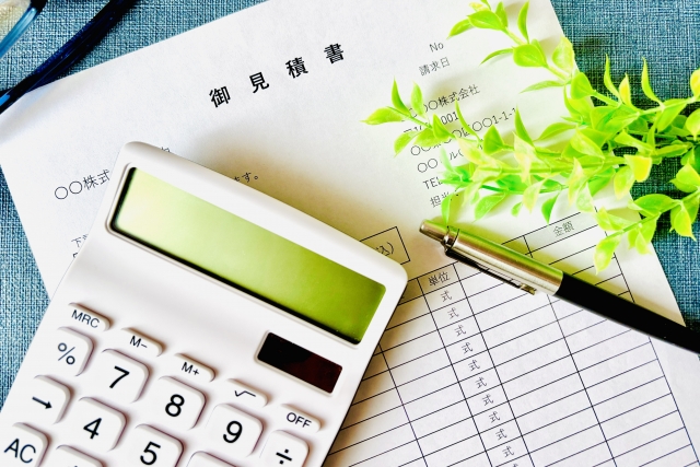 見積書と電卓の画像