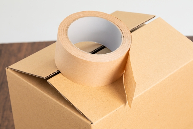 段ボールとガムテープの画像