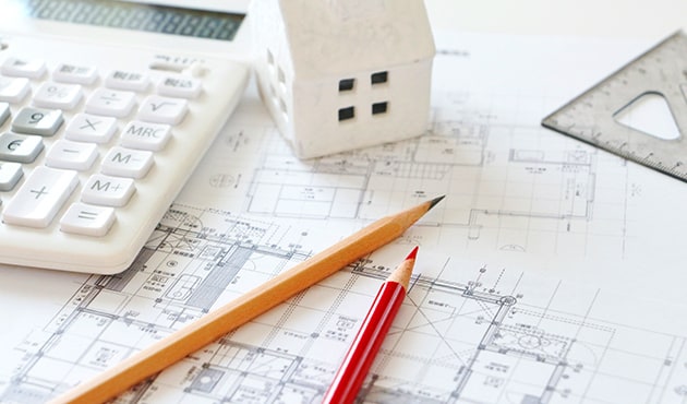 電卓と間取り図の画像