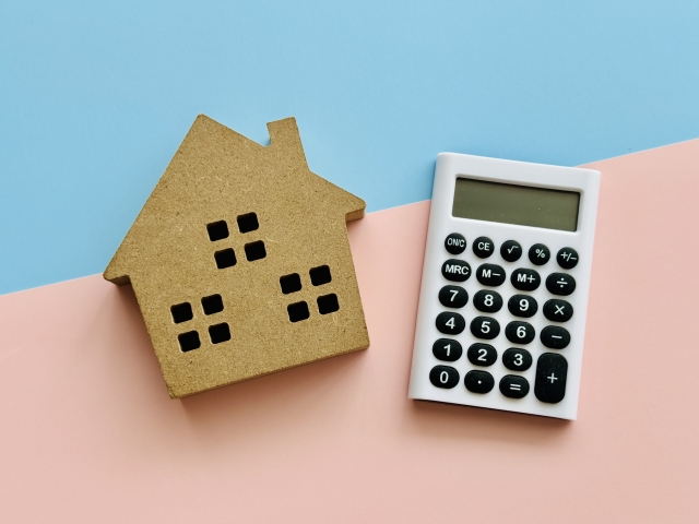 家型の置物と電卓の画像