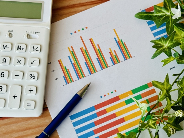 電卓とグラフの画像