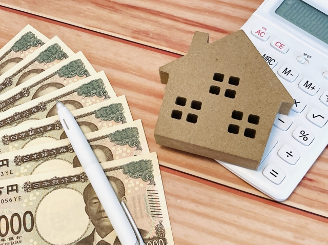 一万円札と家形のオブジェクトの画像