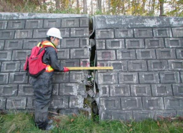 劣化した擁壁の画像